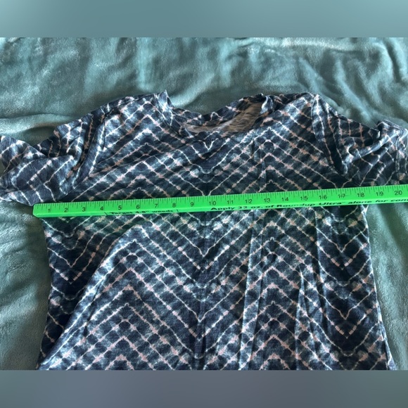 2 Womens Short Sleeve Shirts. Medium. Banana Republic and Arizona - Picture 9 of 11